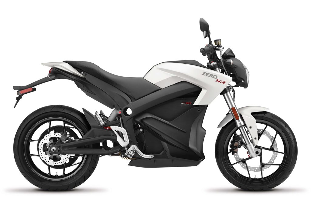 Zero SR är Zero Motorcycles hotrod för gatan med 157 Nm i vrid, ett batteri på 14,4 kWh och en räckvidd på upp till 28 mil. 6 kW inbyggd snabbladdning finns nu som tillval. 0-100 går på 3 sekunder och du har all kraft tillgänglig överallt oavsett hastighet. 