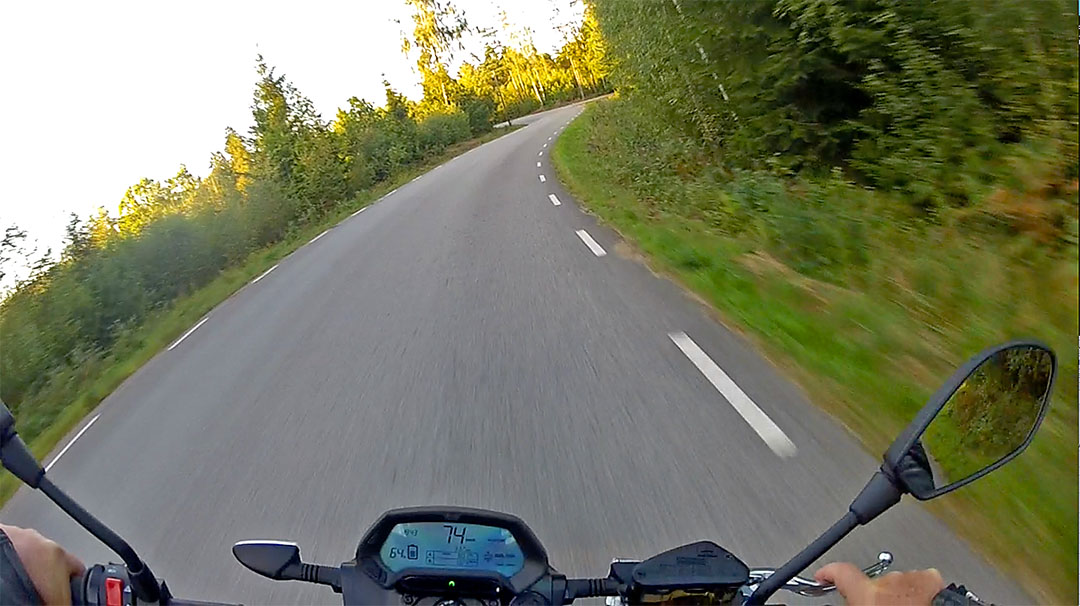Elhojsbloggen recenserar – så är det att köra elmotorcykel. Klicka på bilden för att se recensionen. Elhojsbloggen recenserar – så är det att köra elmotorcykel. Klicka på bilden för att se recensionen.