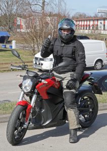 – Rolig och kul upplevelse. Det var en helt annan känsla hur det är att köra en motorcykel, säger Ekrem Begovic, hojentusiast och körlärare för MC på Davidsons Trafikskola i Växjö.