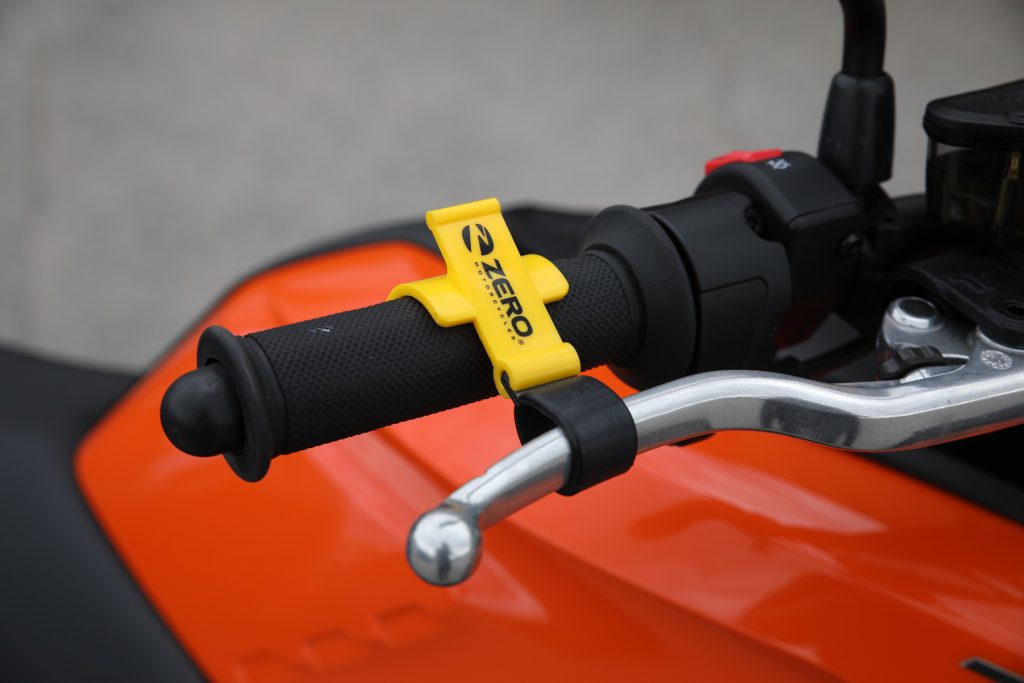 Smart parkeringsbroms - 125 kr. Eftersom Zero saknar växellåda kan du inte parkera i backe med växel i som förhindrar rullning. Här är en smart lösning som använder handbromsen som parkeringsbroms.