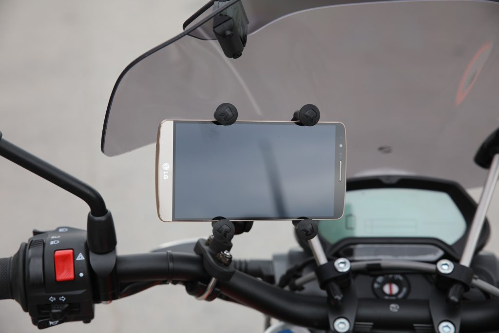 Vinklingsbar mobilhållare för styret - 795 kr. Extra intressant eftersom du kan koppla ihop din mobil med Zero via Bluetooth, trimma körlägen, läsa av status och använda mobilen som en extra informationsskärm under färd.