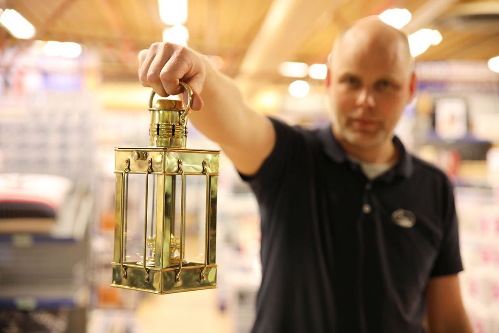 Cargo, fotogenlampa i massiv mässing med upphängningsbygel.