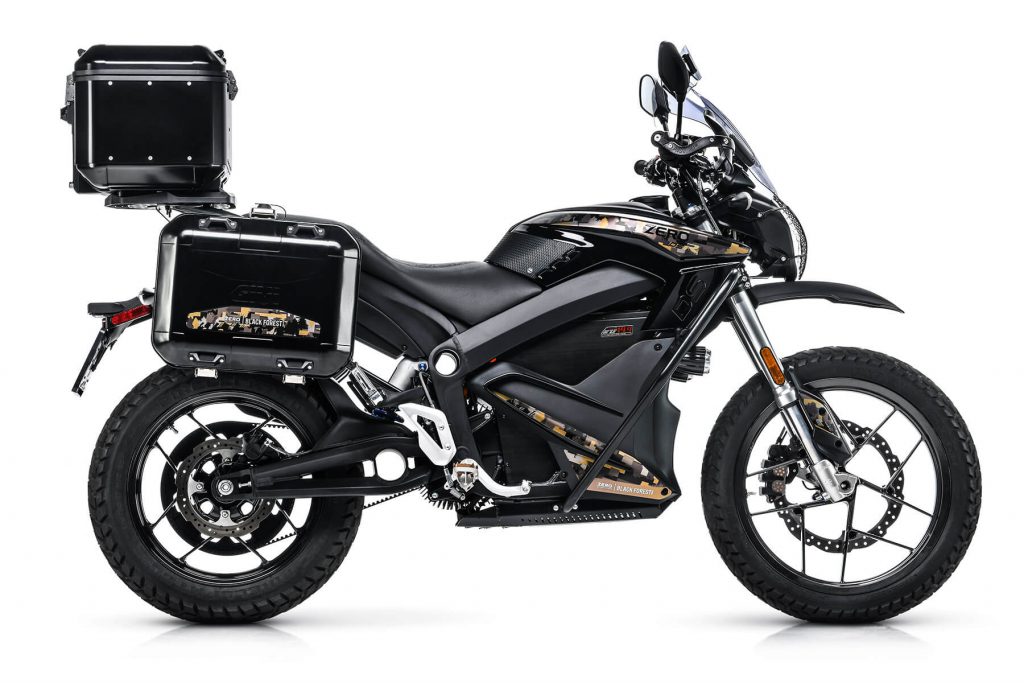 Zero DSR Black Forest Edition är Zero Motorcycles mest exklusiva och fullt utrustade version av toppmodellen DSR. Under alla godsaker hittar du värstingmotorn med 157 Nm i vrid och ett batteri på 14,4 kWh som ger en räckvidd på upp till 26 mil.