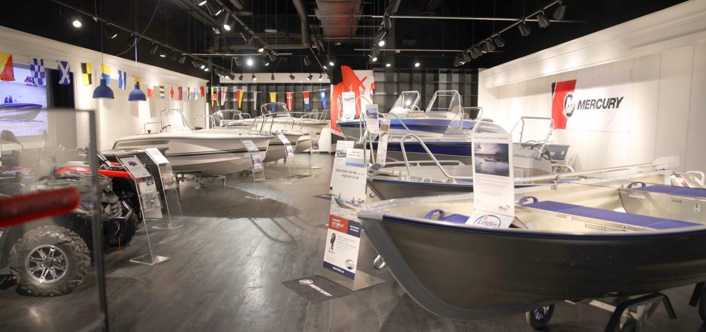 Linders aluminiumbåtar i Mickes Motors Showroom på Grand Samarkand i Växjö.