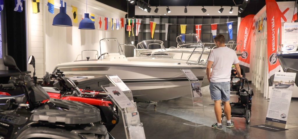 Ryds fritidsbåtar i Mickes Motors Showroom på Grand Samarkand i Växjö.